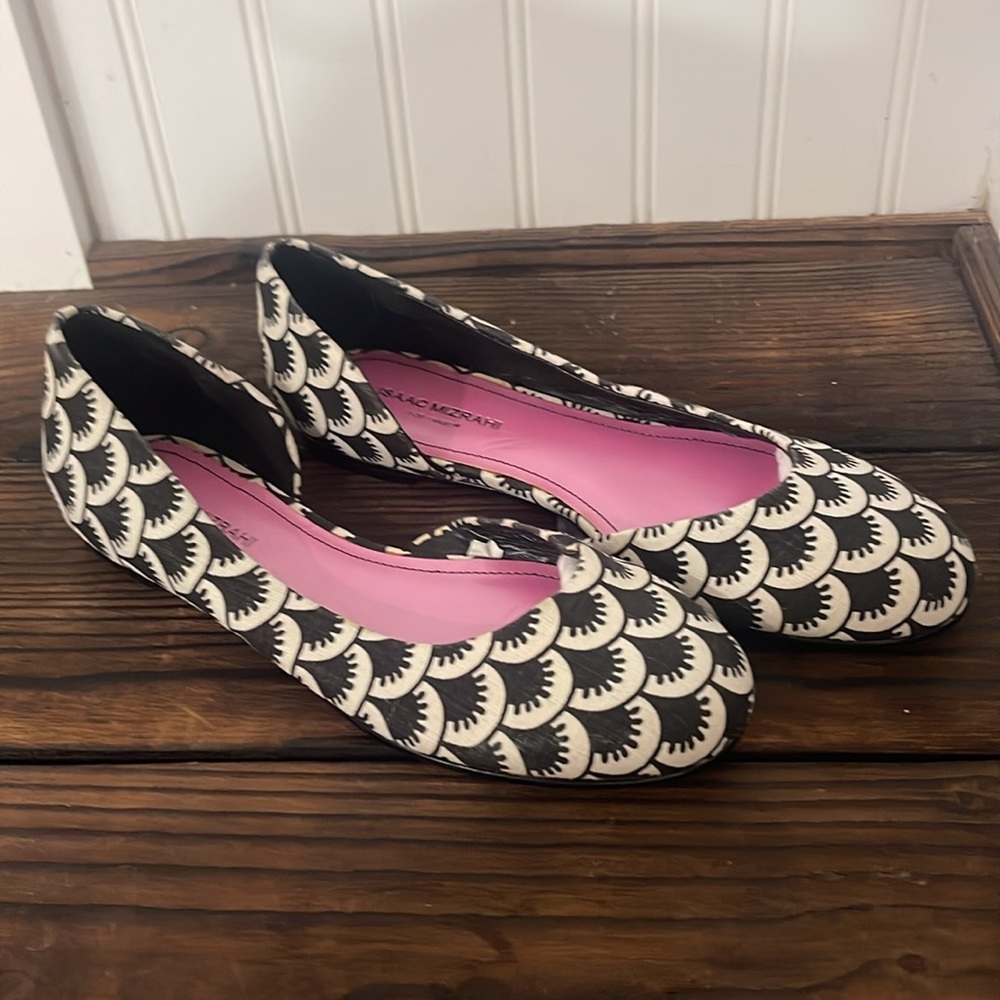 NWT Isaac Mizrahi Black and Cream Patterned Flats - image 5